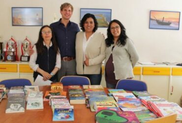 Donación de libros para la biblioteca por parte de la Asociación de Padres de Familia