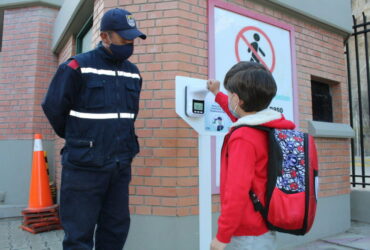 ¡Algunos estudiantes han retomado las clases en el colegio!