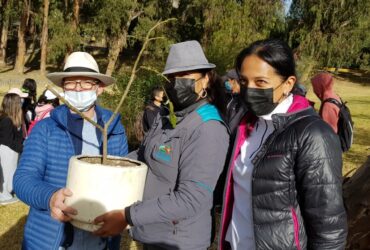 Todo el grado S3 pudo plantar árboles en el zoológico de Mallasa