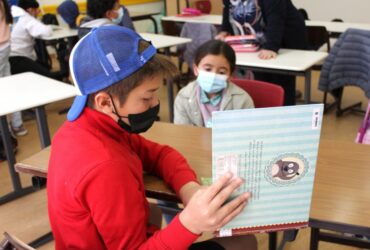 Niños y niñas de primaria leen cuentos para los más pequeños